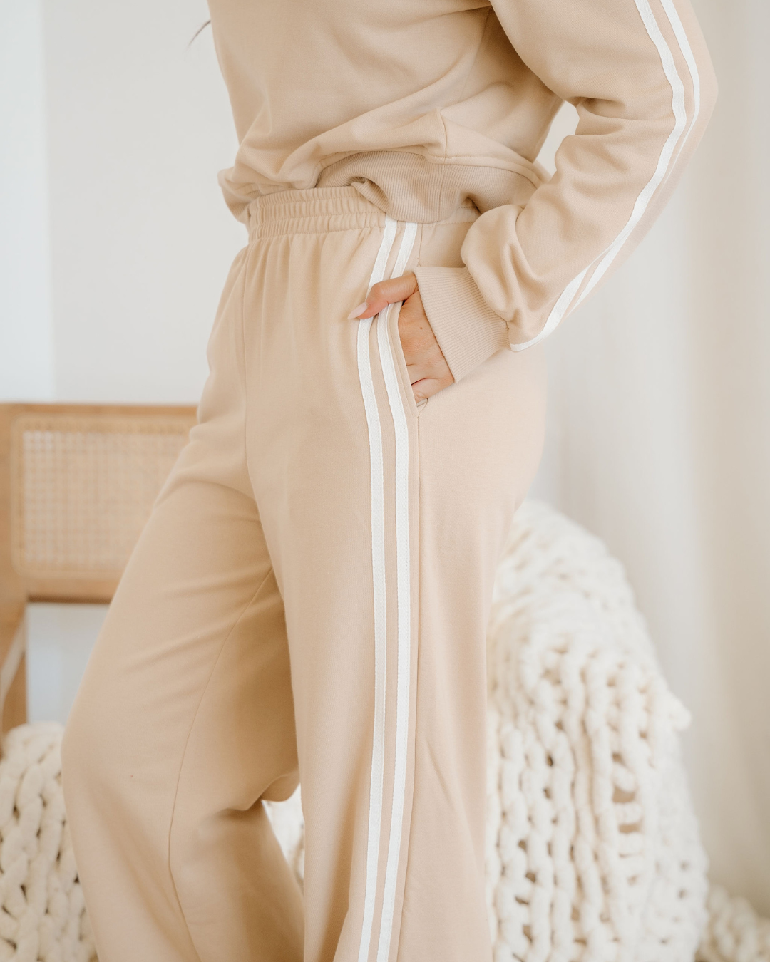 Varsity Striped Detail Crewneck Pullover Elastic Sweatpants 2pcs Outfit